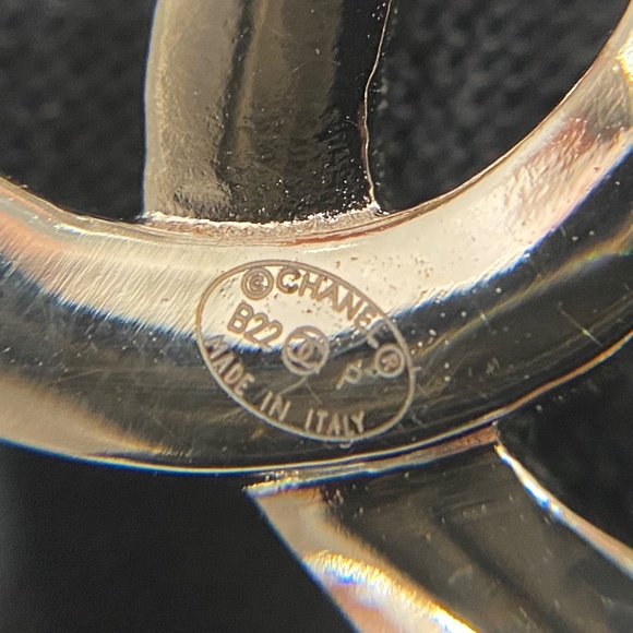 CHANEL 2022P GOLDEN TONE HEART METAL BROOCH WITH CC LOGO - Picture 16 of 16